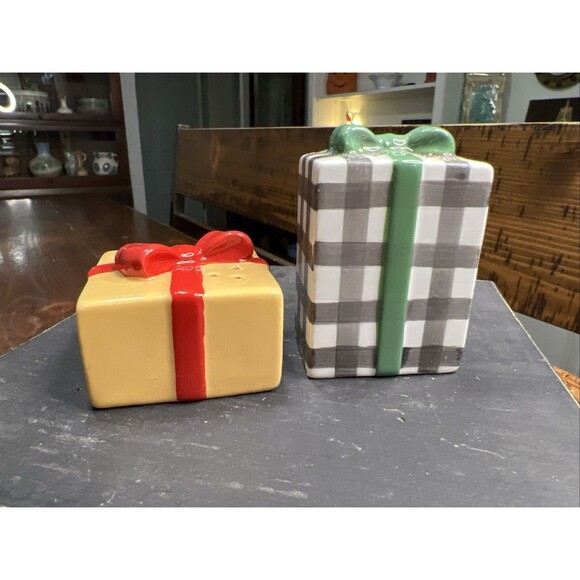 Hallmark 2023 VIP Exclusive Ceramic CHRISTMAS PRESENT SALT & PEPPER SHAKERS - Picture 1 of 9